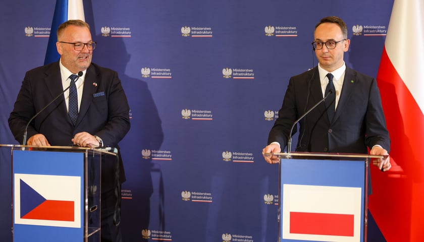 Na zdjęciu dwóch mężczyzn w garniturach przy mównicach z flagami czeska i polską. Od lewej - Ivan Bednárik, czeski minister transportu, z prawej - Dariusz Klimczak, minister infrastruktury..