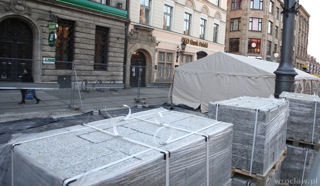 Trwa spoinowanie nowej nawierzchni w Rynku [ZDJĘCIA]