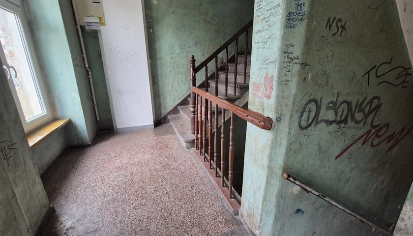 <p>Wnętrze budynku 22 przy ul. Benedyktyńskiej - do remontu</p>