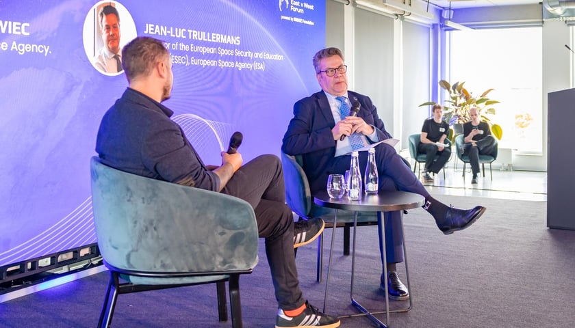Jean-Luc Trullermans (z prawej), dyrektor Europejskiego Centrum Bezpieczeństwa Kosmicznego i Edukacji Europejskiej Agencji Kosmicznej oraz Maciej Myśliwiec, Space Agency, podczas konferencji Poland's Bridge to Space w Concordia Design