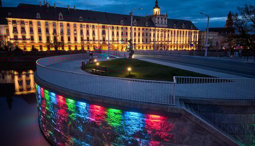 Podświetlony Most Uniwersytecki - 8.04.2026 r.