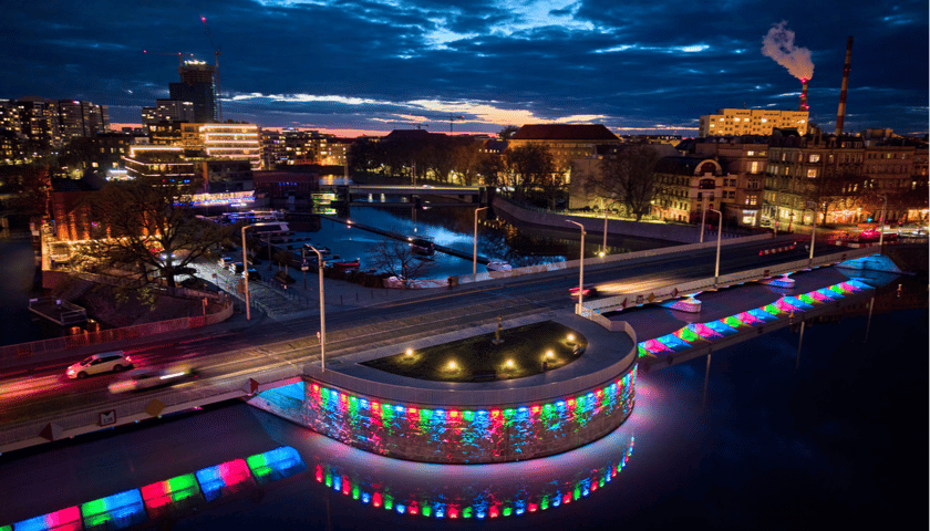 Podświetlony Most Uniwersytecki we Wrocławiu