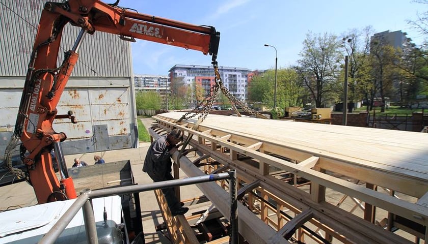 Zabytkowy tramwaj ma już nowy dach [ZDJĘCIA, WIDEO]