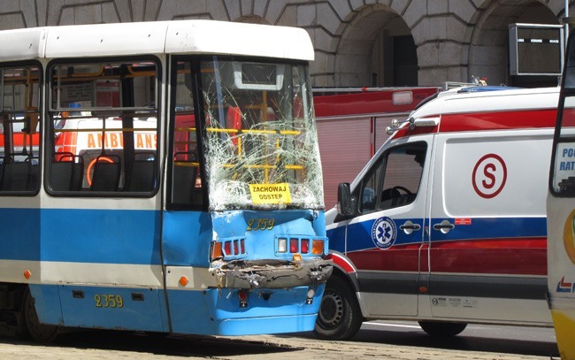 Koniec utrudnień po zderzeniu tramwajów przy Arkadach [ZDJĘCIA]