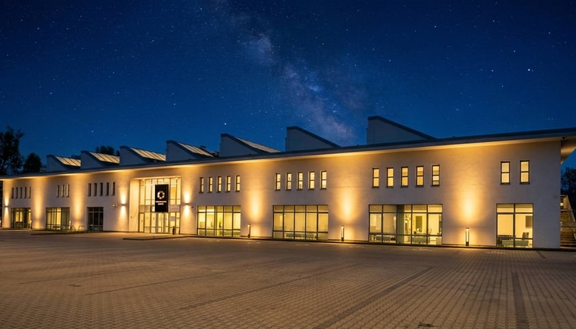 Podświetlony budynek wrocławskiej filii Uniwersytetu SWPS 