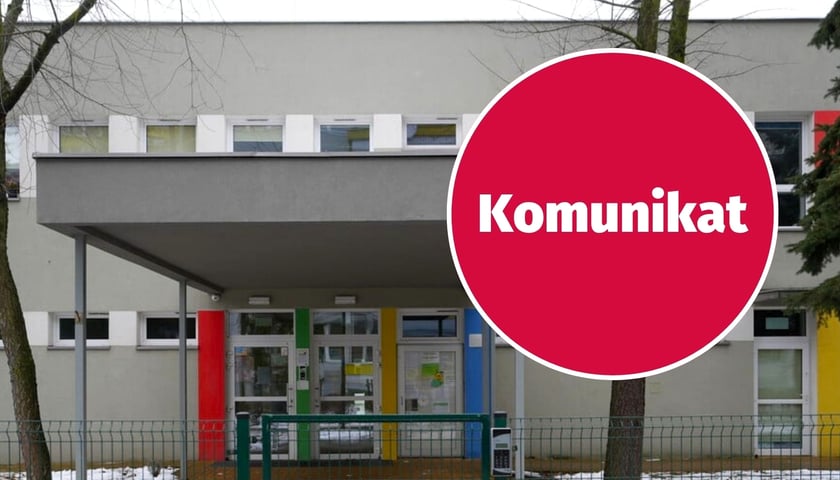 W tle: żłobek przy ul. Białowieskiej, w kółku: napis ''komunikat''