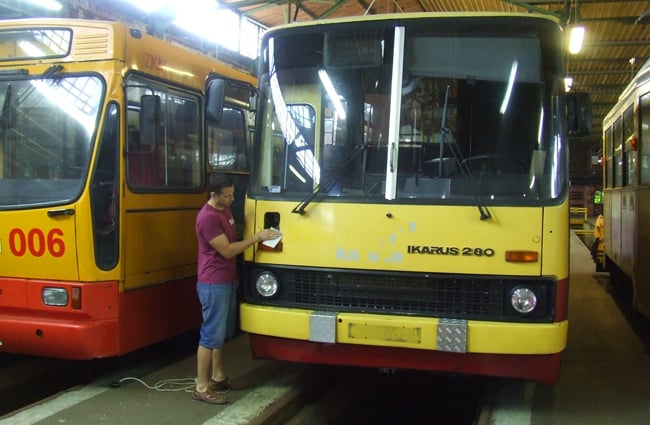 Miłośnicy odnawiają kultowego ikarusa