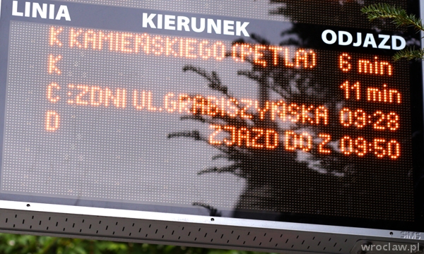 Na zdjęciu tablica elektroniczna na przystanku tramwajowym