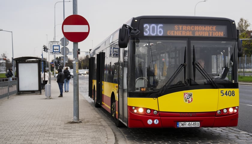 Autobus Linii 306 na przystanku