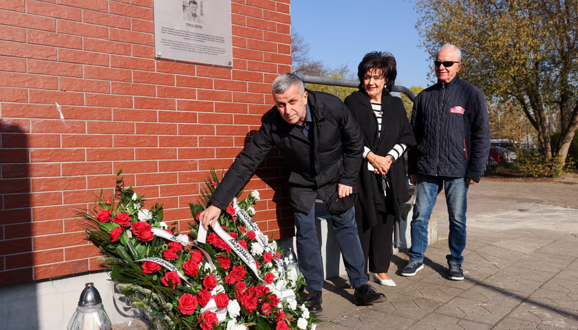 Składanie wieńców pod tablicą Jerzego Szmajdzińskiego