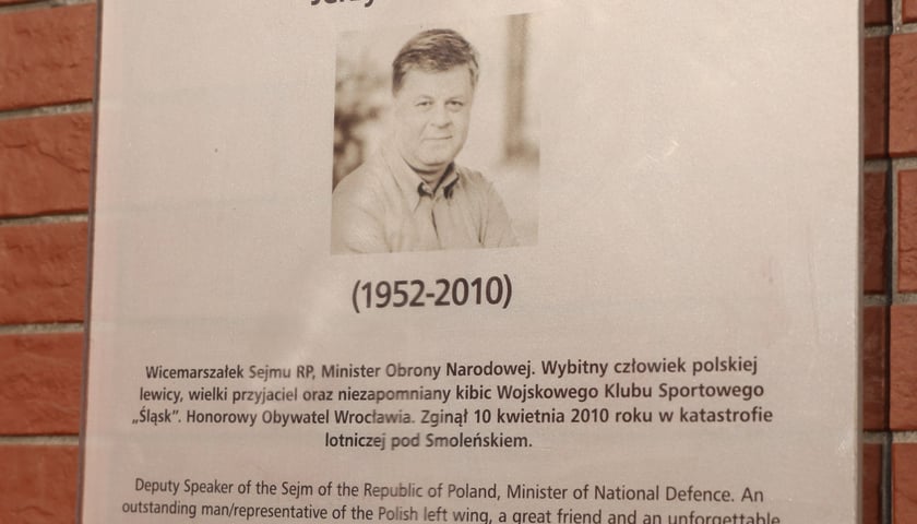 Składanie kwiat&oacute;w pod tablicą Jerzego Szmajdzińskiego