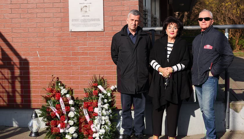 <p>Składanie kwiat&oacute;w pod tablicą Jerzego Szmajdzińskiego</p>