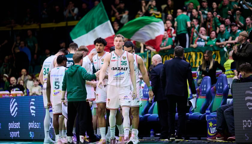 Koszykarze Śląska wychodzą na parkiet w meczu OBL ze Startem Lublin. Na pierwszym planie kapitan Jakub Nizioł, za nim widoczny Jakub Urbaniak.