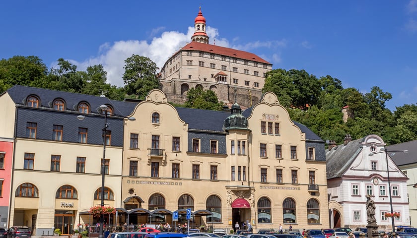 Rynek i zamek w Náchodzie. Na zdjęciu widać zabytkowe budowle
