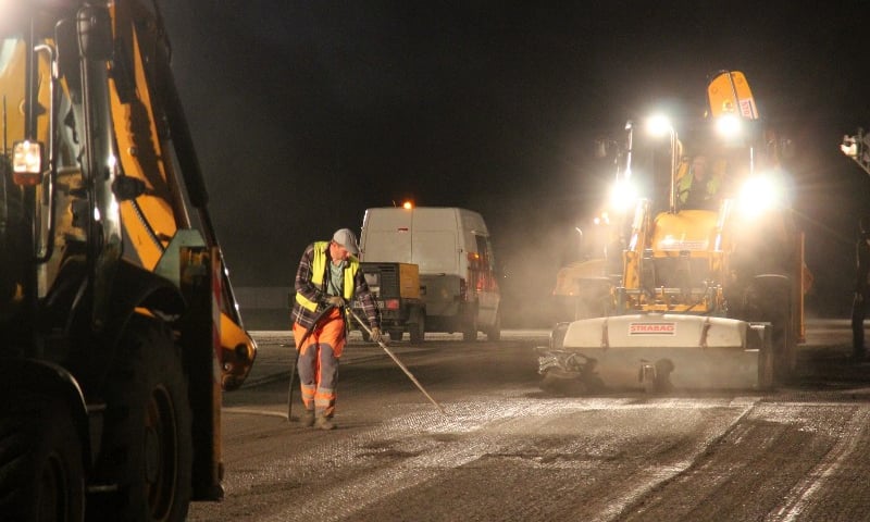 Nocą remontują pas startowy lotniska [ZDJĘCIA]