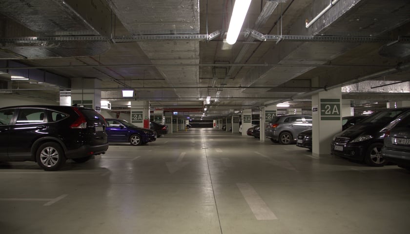 Osiem firm chce zarządzać parkingiem przy NFM