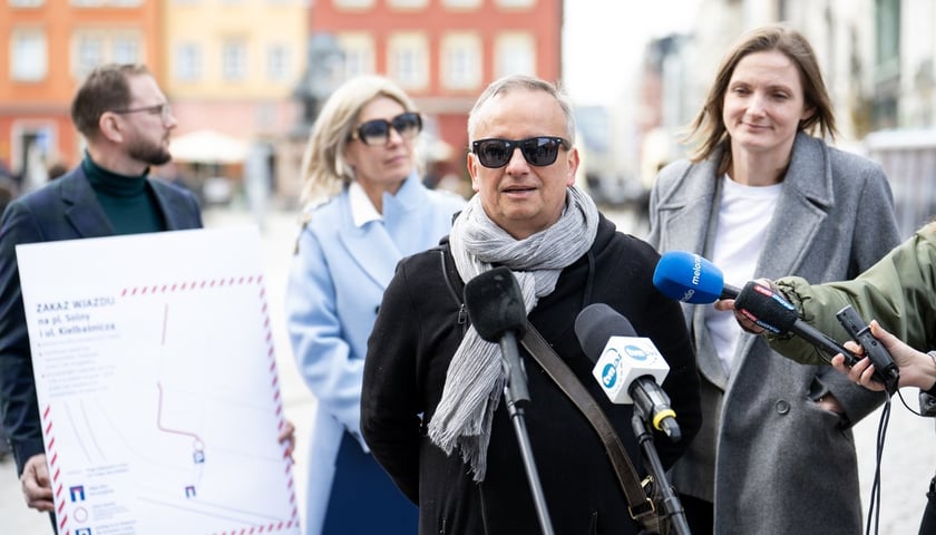 Ograniczenia w ruchu na placu Solnym. Konferencja. Arkadiusz Pańka, przedsiębiorca