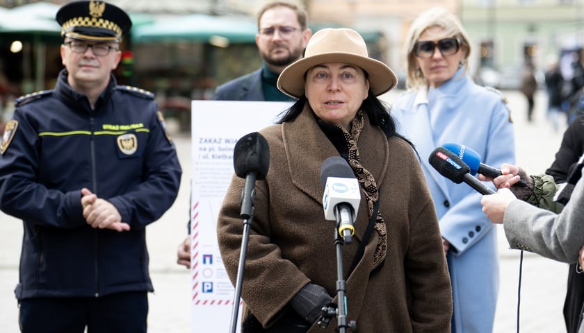 Ograniczenia w ruchu na placu Solnym. Konferencja. Anna Dorota Władyczka z Rady Osiedla Stare Miasto