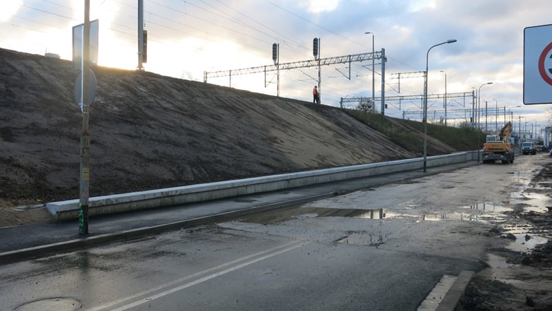 Kierowcy jeżdżą już dwoma pasami po ul. Popowickiej [ZDJĘCIA]