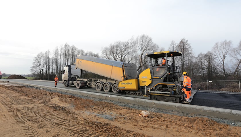 Pierwszy asfalt na obwodnicy Leśnicy [ZDJĘCIA, WIDEO]