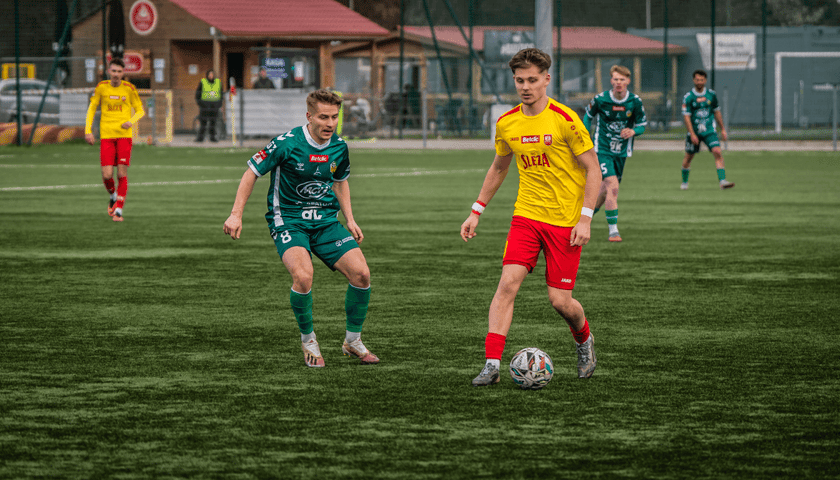 Mecz 1KS Ślęzy Wrocław z Lechią Zielona Góra. Przy piłce Przemysław Marcjan ze Ślęzy, obok Wiktor Nahrebecki z Lechii
