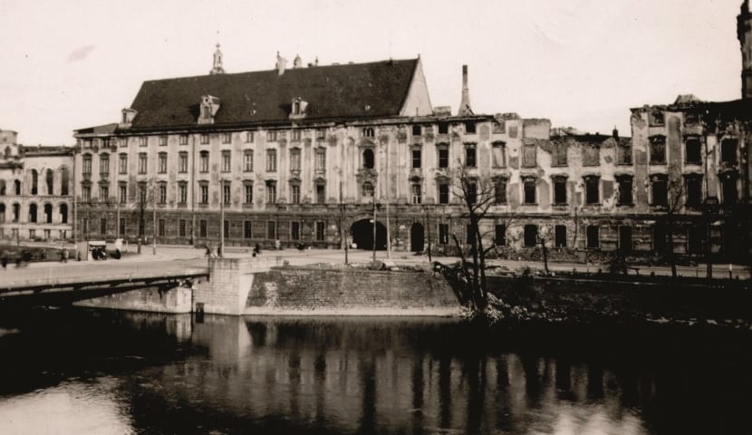 Gmach główny UWr w 1945 roku