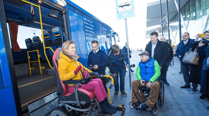 Nowe udogodnienia dla niepełnosprawnych na dworcu PKS i lotnisku 