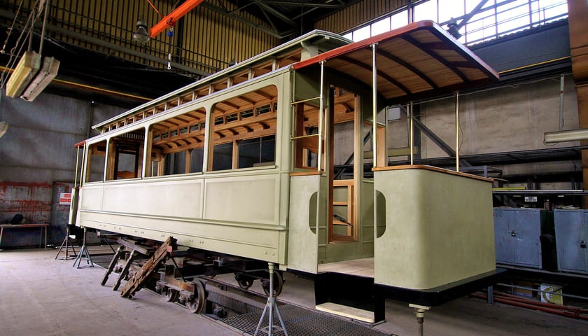 tramwaj typu Maximum z 1901 roku remontowany we Wrocławiu