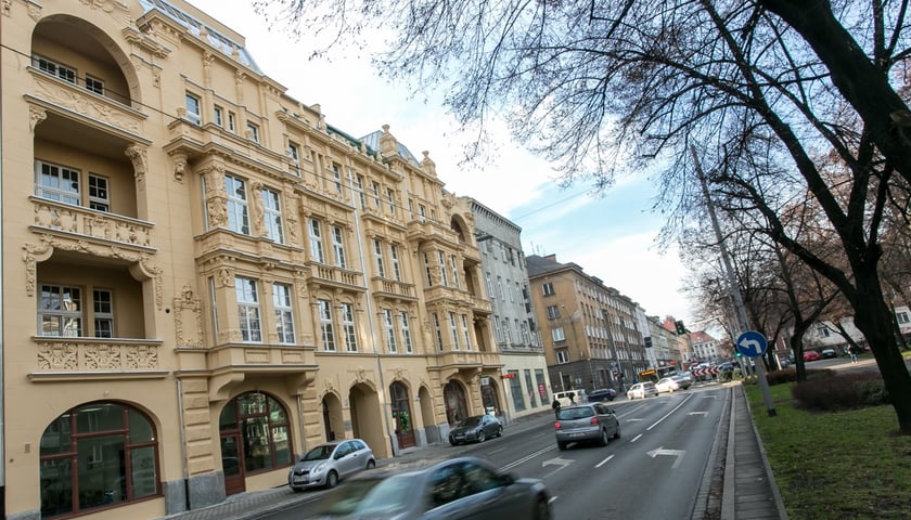 Pod nowym dachem i z nową fasadą