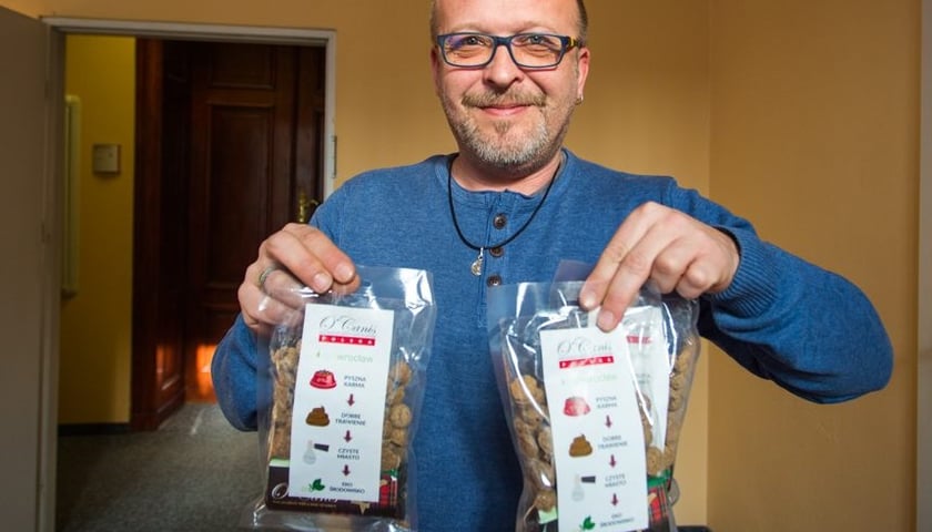 Weź przysmaka dla zwierzaka i pamiętaj o sprzątaniu po nim