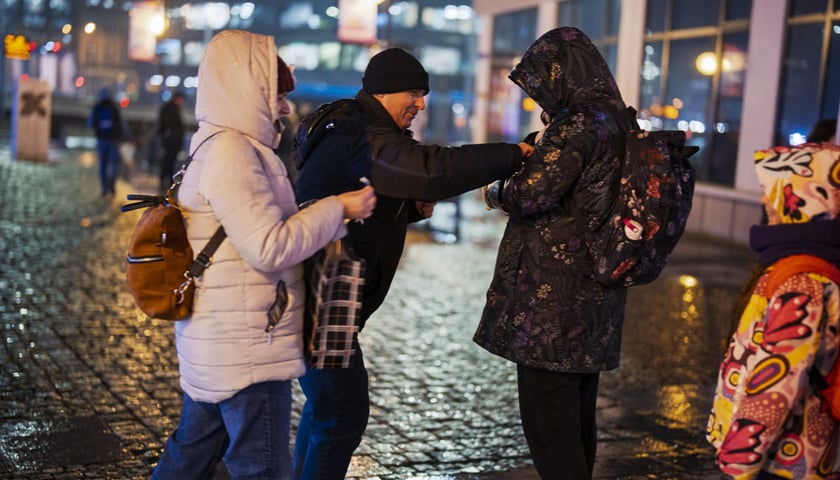 Powiększ obraz: <p>Biała Wstążka to symbol sprzeciwu wobec przemocy względem kobiet. We wtorek 25 listopada wolontariusze, policjanci i pracownicy MOPS wręczali białe wstążki przechodniom na ul. Oławskiej. Rozdawali także informatory z przydatnymi telefonami.</p>