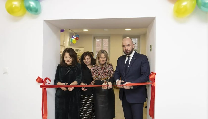 In Wrocław wurde ein Kinderhilfszentrum eröffnet. Personen, die Gewalt erleben, erhalten dort umfassende Unterstützung