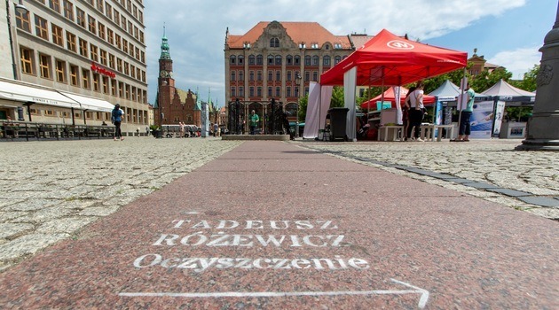 Gedichte von Tadeusz Różewicz auf den Bürgersteigen von Wrocław