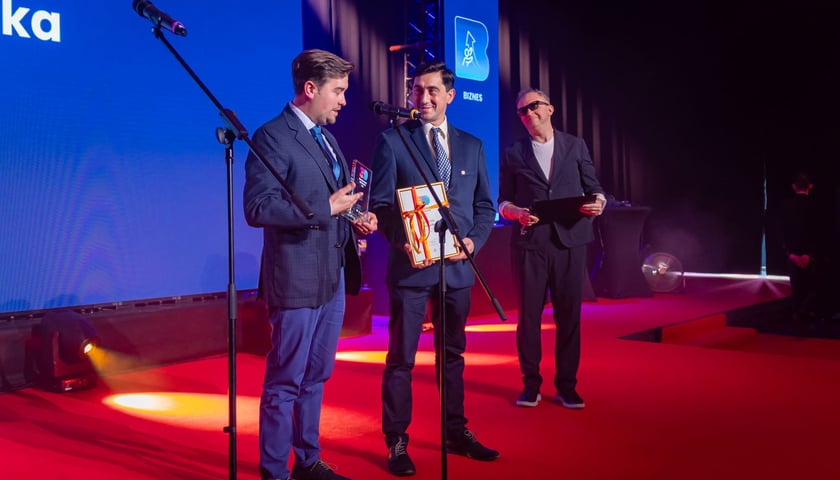 Powiększ obraz: <p>Gala 30 Kreatywnych Wrocławia, 15.04.2026. Przy mikrofonie bracia Michał i Paweł Wojczyńscy z Cukierni Łomżanka.</p>
