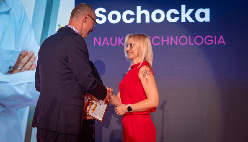 Powiększ obraz: <p>Gala 30 Kreatywnych Wrocławia, 15.04.2026. Statuetkę odbiera dr hab. Marta Sochocka z Polskiej Akademii Nauk.</p>