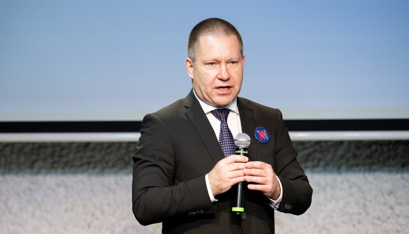 Powiększ obraz: Marcin Urban, Skarbnik Wrocławia podczas prezentacji nowej wersji aplikacji programu „Nasz Wrocław”, 14 kwietnia 2026.