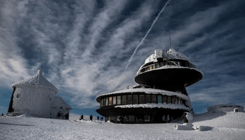 Powiększ obraz: Wysokogórskie Obserwatorium Meteorologiczne na Śnieżce