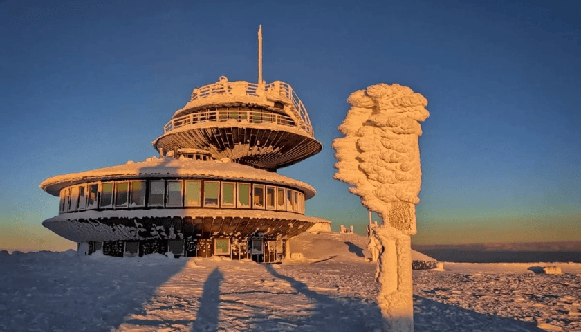 Powiększ obraz: Wysokogórskie Obserwatorium Meteorologiczne na Śnieżce