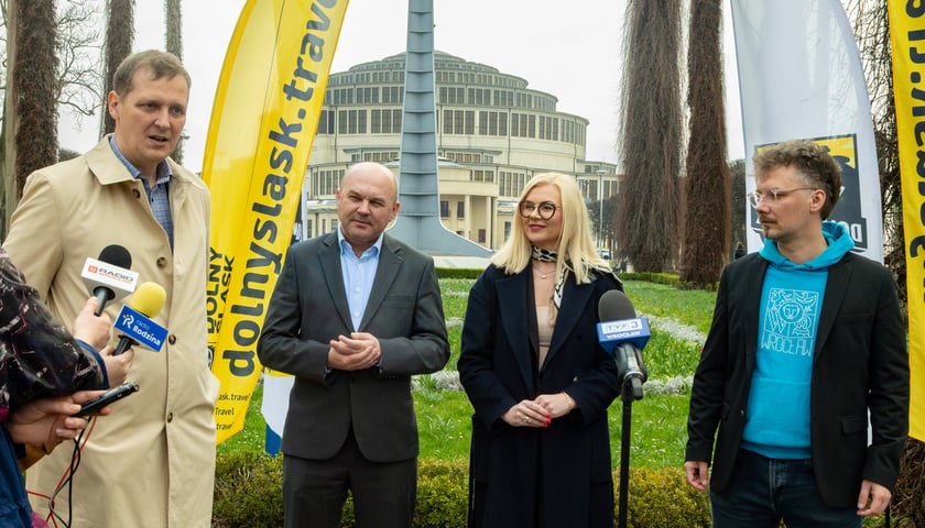Powiększ obraz: Konferencja prasowa dotycząca pikniku Otwarcie Sezonu Turystycznego na Dolnym Śląsku 2026. Od lewej: Jakub Feiga, dyrektor Dolnośląskiej Organizacji Turystycznej. Wojciech Bochnak,  wicemarszałek Województwa Dolnośląskiego, Magdalena Piasecka, wiceprezes Hali Stulecia, wiceprezes Dolnośląskiej Organizacji Turystycznej, Alfred Wagner, zastępca dyrektora Wydziału Promocji Miasta i Turystyki Urzędu Miejskiego Wrocławia, prezes Wrocławskiej Organizacji Turystycznej