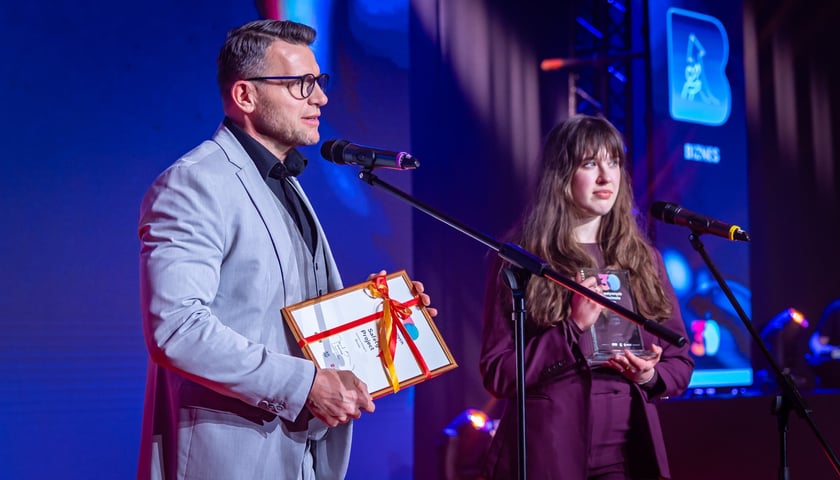 Powiększ obraz: Przedstawiciele Safety Project na scenie