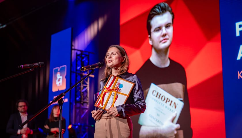 Powiększ obraz: Pani Aneta Alexewicz, mama Piotra Alexewicza odebrała nagrodę w imieniu syna
