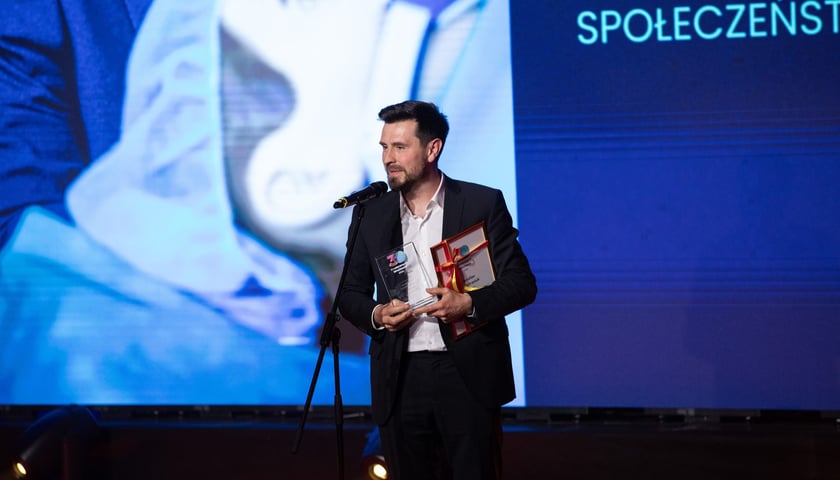 Powiększ obraz: <p>Jarosław Sowizdraniuk na  gali 30 Kreatywnych Wrocławia 2026 we Wrocławskim Centrum Kongresowym</p>