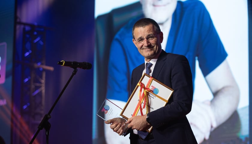 Powiększ obraz: <p>Prof. Dariusz Patkowski na gali 30 Kreatywnych Wrocławia 2026 we Wrocławskim Centrum Kongresowym.</p>
