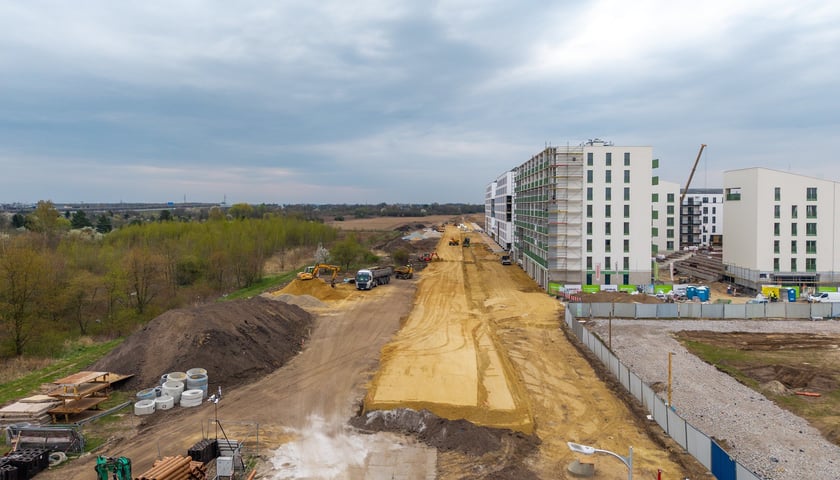Powiększ obraz: Budowa Alei Architekt&oacute;w na Nowych Żernikach (zdjęcie z kwietnia 2026)