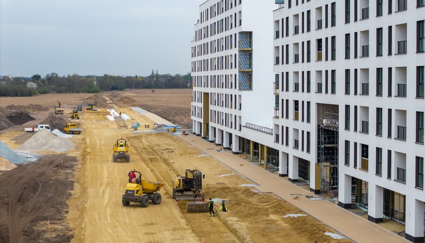 Powiększ obraz: Budowa Alei Architekt&oacute;w na Nowych Żernikach (zdjęcie z kwietnia 2026)