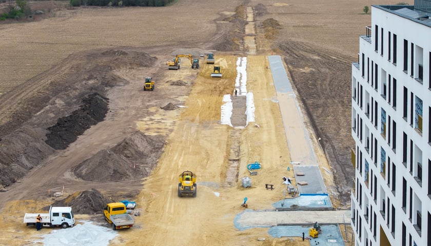 Powiększ obraz: Budowa Alei Architekt&oacute;w na Nowych Żernikach (zdjęcie z kwietnia 2026)