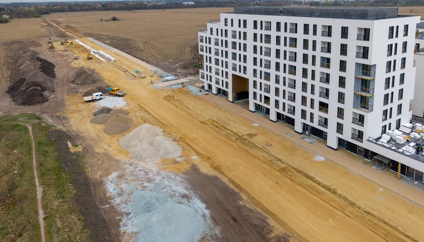 Powiększ obraz: Budowa Alei Architekt&oacute;w na Nowych Żernikach (zdjęcie z kwietnia 2026)