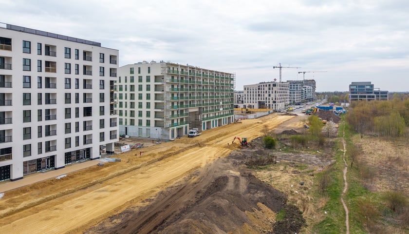 Powiększ obraz: Budowa Alei Architekt&oacute;w na Nowych Żernikach (zdjęcie z kwietnia 2026)
