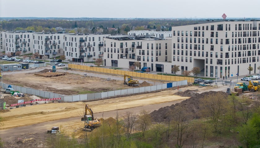 Powiększ obraz: Budowa Alei Architekt&oacute;w na Nowych Żernikach (zdjęcie z kwietnia 2026)