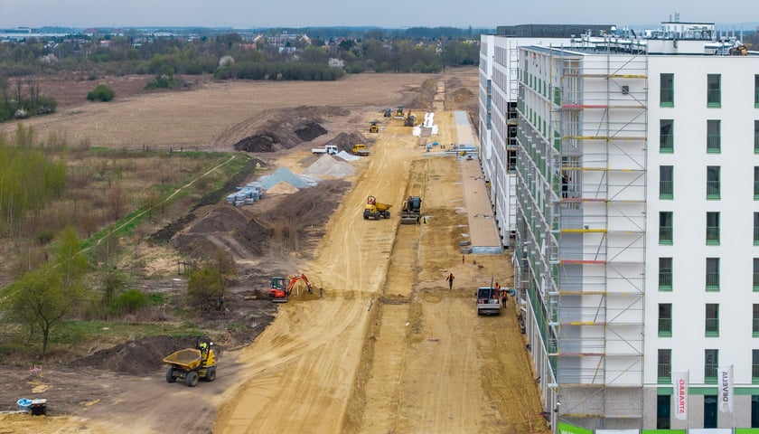 Powiększ obraz: Budowa Alei Architekt&oacute;w na Nowych Żernikach (zdjęcie z kwietnia 2026)